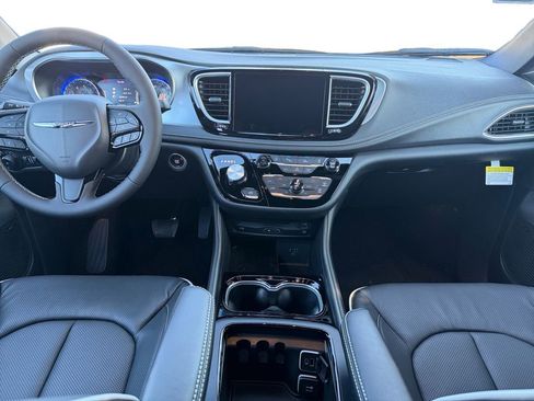 New 2026 Chrysler Pacifica Limited w/ Uconnect Theater Family Group image 10