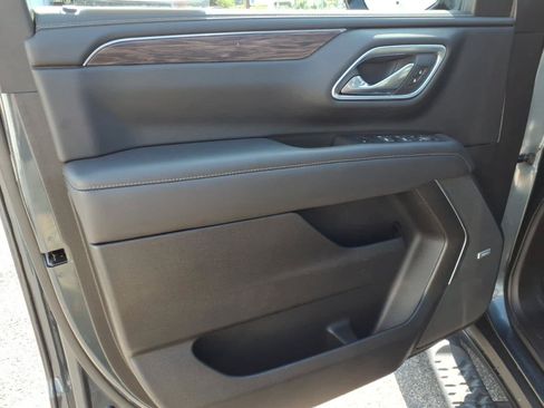 Used 2021 Chevrolet Tahoe Z71 w/ Luxury Package AWD/4WD image 8