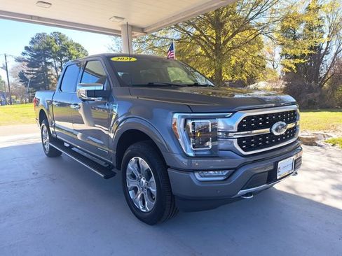 Used 2022 Toyota Camry SE image 1