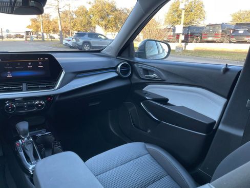 Used 2025 Chevrolet Trax LT image 38