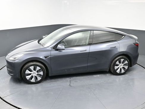 Used 2022 Tesla Model Y Long Range image 52