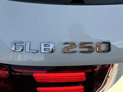 Used 2025 Mercedes-Benz GLB 250 4MATIC image 9