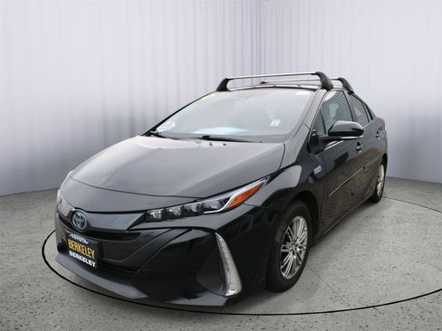 Used 2021 Toyota Prius Prime LE image 4