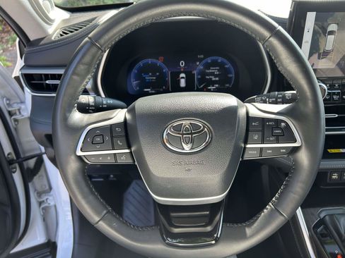 Used 2023 Toyota Highlander Platinum FWD image 32