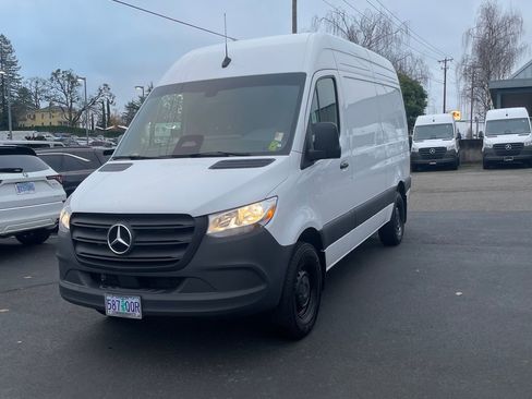 Used 2025 Mercedes-Benz Sprinter 2500 image 2