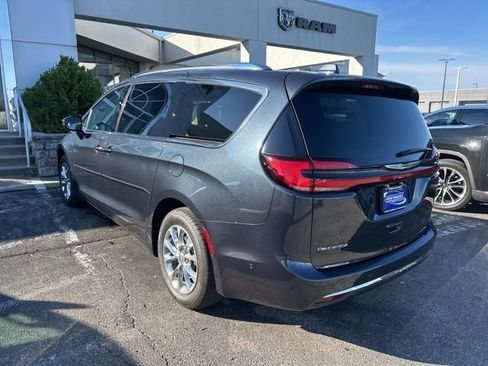 Used 2021 Chrysler Pacifica Touring-L w/ Premium & Safety Sphere Group image 11