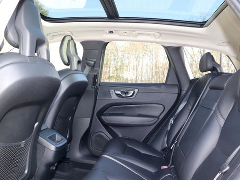 Used 2018 Volvo XC60 T6 Momentum w/ Convenience Package image 15