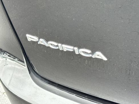 Used 2023 Chrysler Pacifica Touring-L FWD image 14
