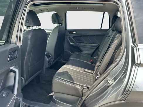 Used 2024 Volkswagen Tiguan SE w/ Panoramic Sunroof Package image 17