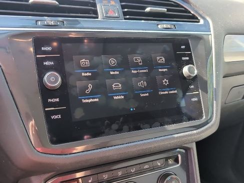 Used 2020 Volkswagen Tiguan SE image 17