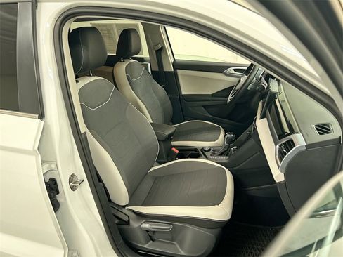 Certified 2025 Volkswagen Taos SE image 15