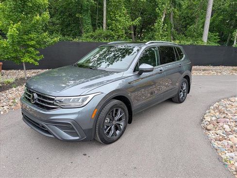 Used 2023 Volkswagen Tiguan SE w/ Panoramic Sunroof Package AWD/4WD image 1