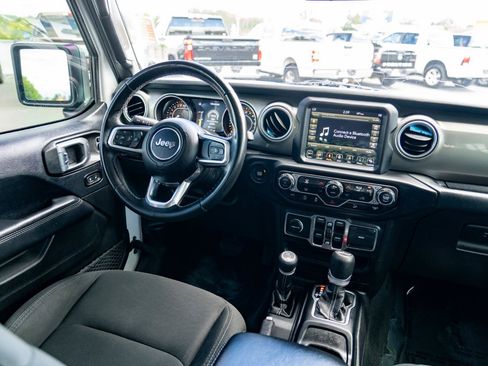 Used 2018 Jeep Wrangler Unlimited Sahara w/ Uconnect 4C Nav & Sound Group AWD/4WD image 21