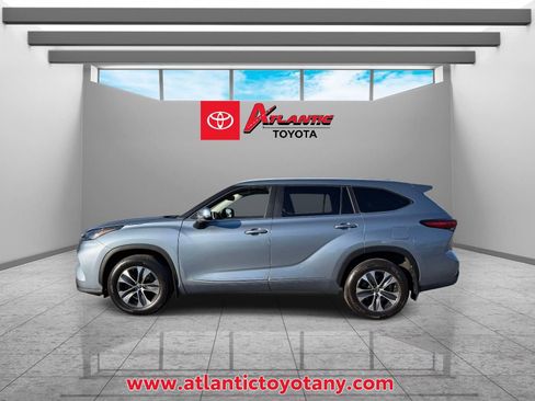 Used 2023 Toyota Highlander XLE AWD/4WD image 4