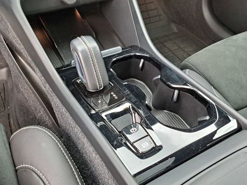 Used 2022 Volvo XC40 T5 R-Design w/ Advanced Package image 15