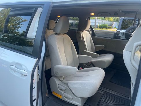 Used 2012 Toyota Sienna LE FWD image 18