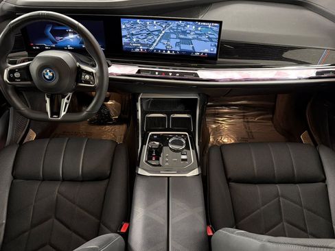 Used 2025 BMW i7 xDrive60 AWD/4WD image 3