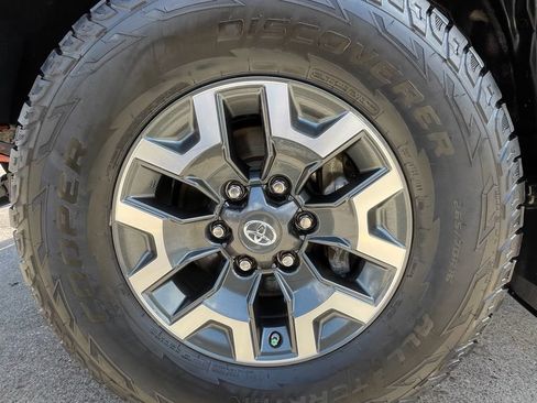 Used 2018 Toyota Tacoma TRD Off-Road w/ Technology Package RWD image 13