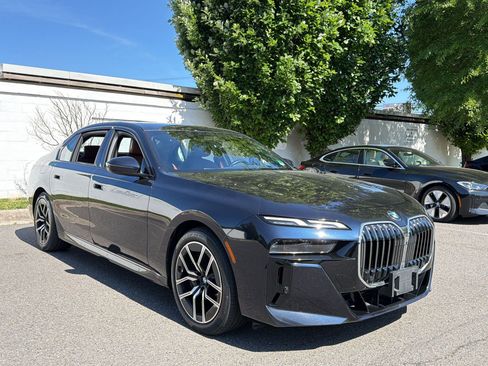 Used 2023 BMW 760i xDrive w/ Luxury Rear Seating Package AWD/4WD image 5