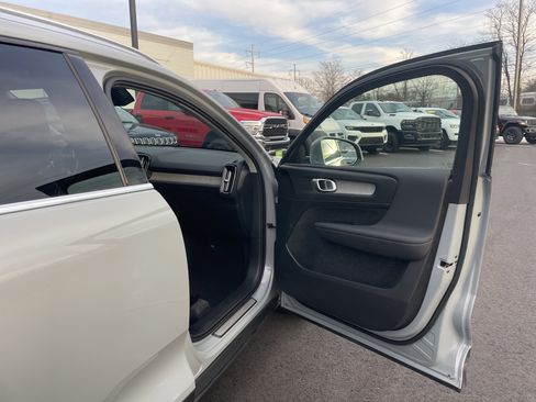 Used 2025 Volvo XC40 B5 Core image 8