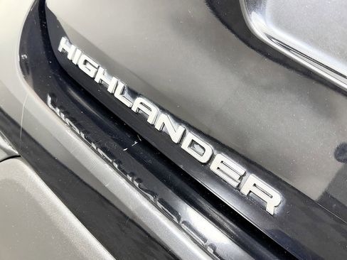 Used 2021 Toyota Highlander XLE image 11