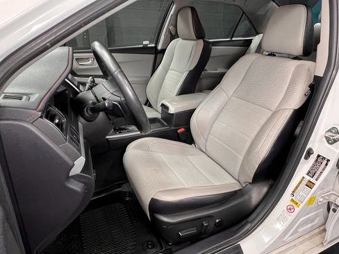 Used 2017 Toyota Camry SE image 3