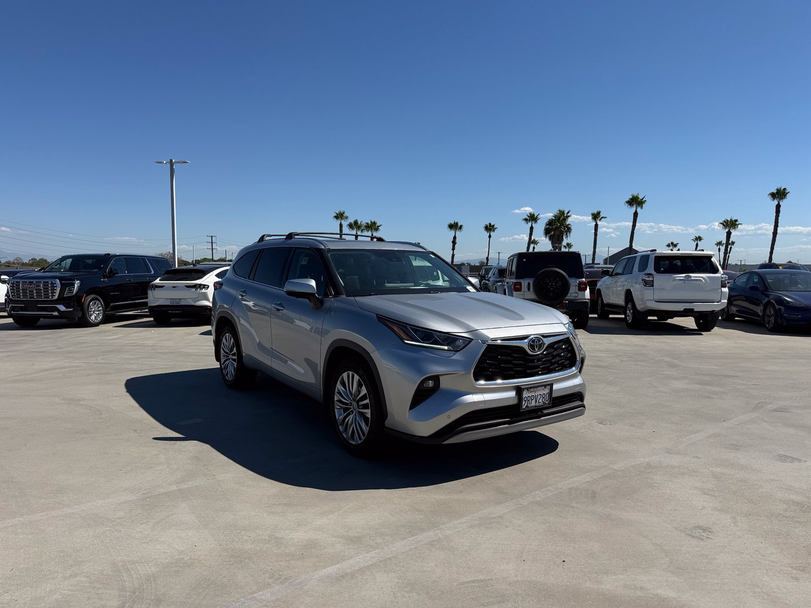 Used 2023 Toyota Highlander Platinum FWD image 4