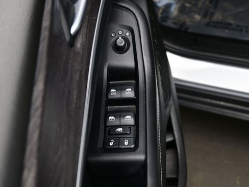 Used 2023 Jeep Grand Cherokee Limited w/ Black Appearance Package image 10