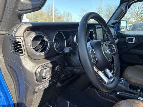 Used 2023 Jeep Wrangler Unlimited Sahara w/ Cold Weather Group AWD/4WD image 21