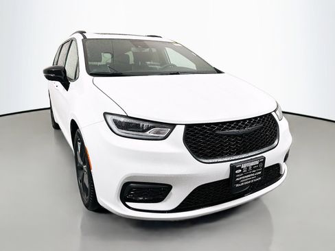 New 2026 Chrysler Pacifica Limited w/ S Appearance Package FWD image 1