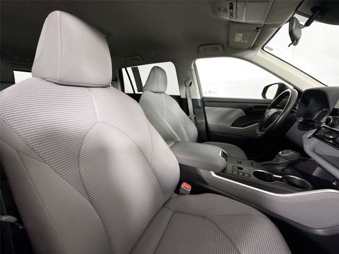 Used 2023 Toyota Highlander LE FWD image 39