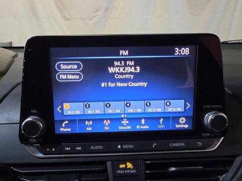Used 2024 Nissan Altima 2.5 SV FWD image 12
