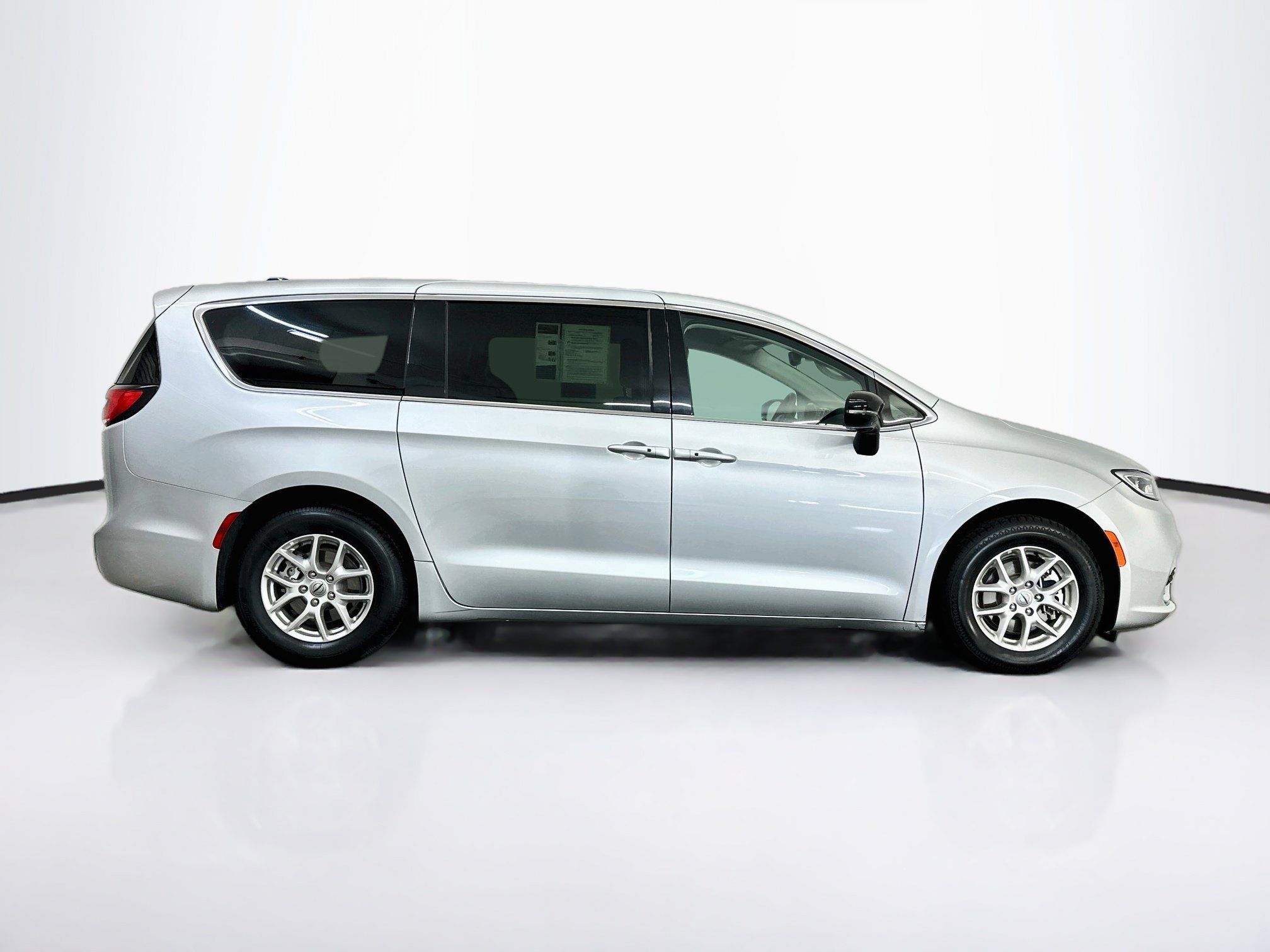 Used 2024 Chrysler Pacifica Touring-L FWD image 10