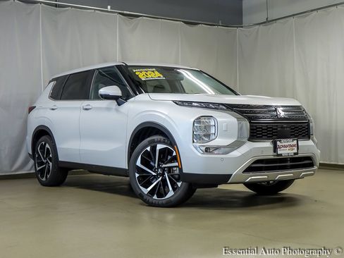 Used 2024 Mitsubishi Outlander SE AWD/4WD image 2