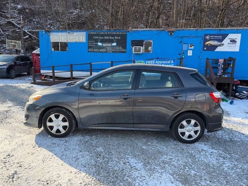 Used 2010 Toyota Matrix image 2