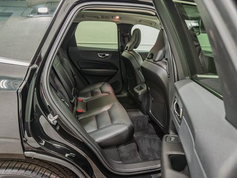 Used 2019 Volvo XC60 T5 Momentum w/ Multimedia Package AWD/4WD image 22