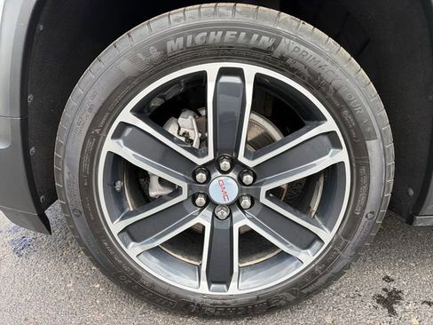 Used 2023 GMC Acadia SLT w/ Technology Package AWD/4WD image 11