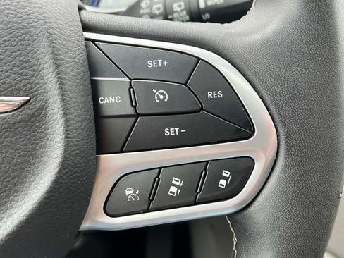 Used 2022 Chrysler Pacifica Limited image 24