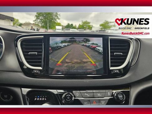 Used 2025 Chrysler Pacifica Select FWD image 19