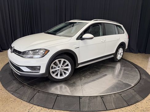 Used 2018 Volkswagen Golf Alltrack SE image 2