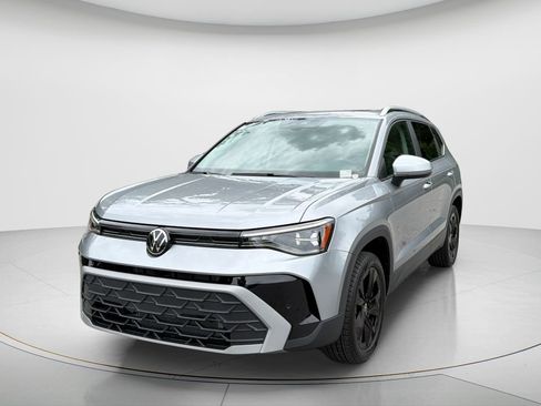 New 2026 Volkswagen Taos SE FWD image 1