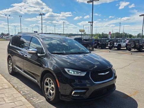 Used 2023 Chrysler Pacifica Limited FWD image 3