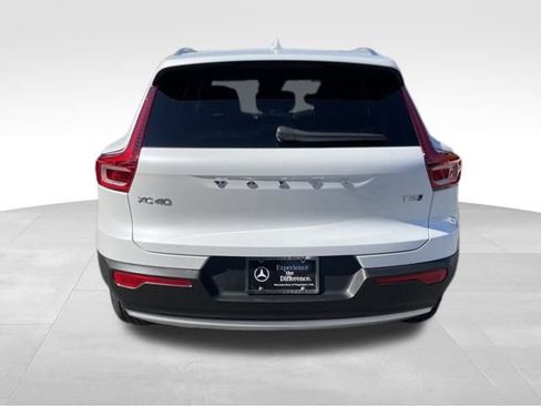 Used 2022 Volvo XC40 T5 Inscription w/ Climate Package image 4