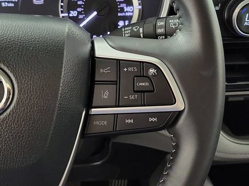 Used 2025 Toyota Highlander XLE FWD image 27