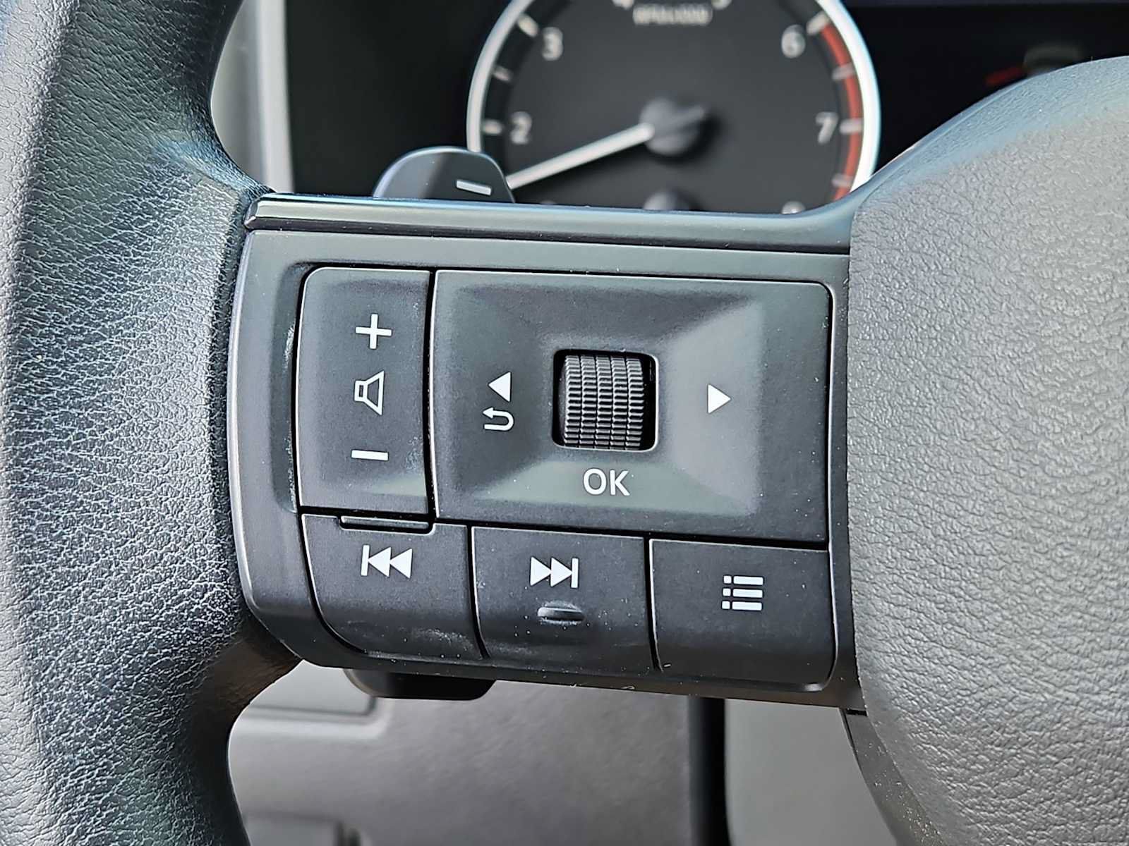 Used 2025 Nissan Rogue S FWD image 16