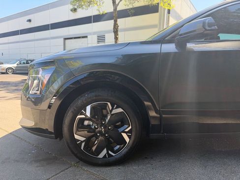 Used 2024 Kia Niro Wind w/ Wind Preserve Package FWD image 7