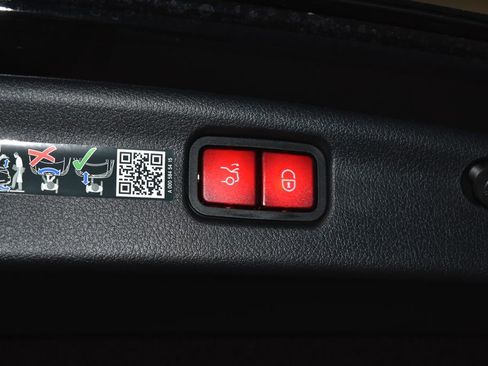 Used 2025 Mercedes-Benz C 300 4MATIC Sedan image 25
