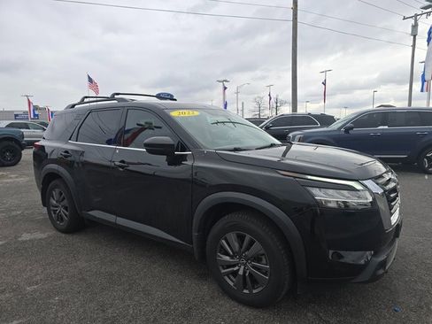 Used 2022 Nissan Pathfinder SV image 3