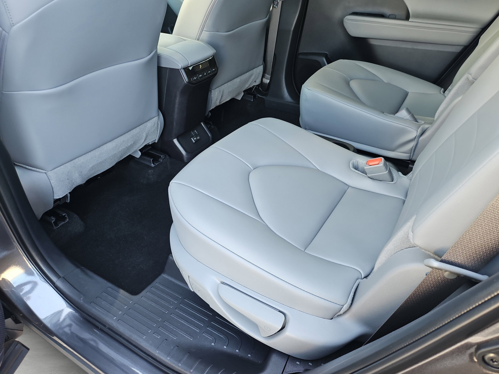 Used 2025 Toyota Highlander XLE FWD image 33