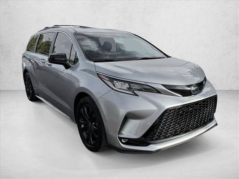 Used 2022 Toyota Sienna XSE w/ XSE Plus Package FWD image 3